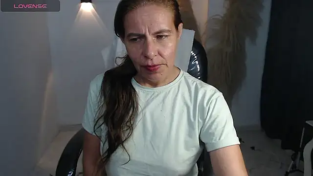 Snapshot of Milf_karlye chatting on 01/12/26, 05:45 Milf karlye online show from 01/12/26, 05:45