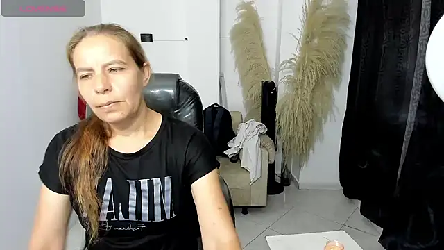 Snapshot of Milf_karlye chatting on 03/12/26, 12:17 Milf karlye online show from 03/12/26, 12:17