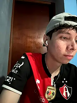 Snapshot of Omaaaaaaa00001 chatting on 10/31/25, 06:42 Omaaaaaaa00001 online show from 10/31/25, 06:42