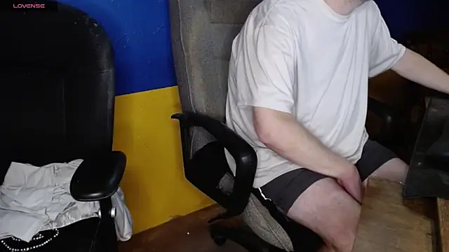 Snapshot of shyhuskyguy chatting on 12/05/25, 05:05 shyhuskyguy online show from 12/05/25, 05:05