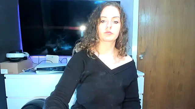 Snapshot of ENGLISHEMILY_69 chatting on 12/12/24, 12:55 ENGLISHEMILY 69 online show from 12/12/24, 12:55