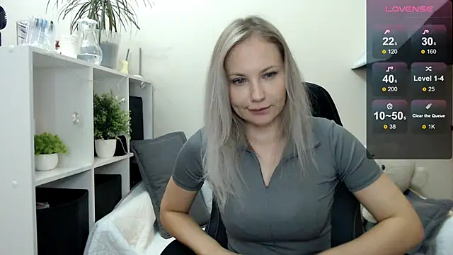 Snapshot of Sunny_bunny6 chatting on 10/10/25, 05:50 Sunny bunny6 online show from 10/10/25, 05:50