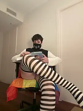 Snapshot of Your_femboy24 chatting on 01/11/25, 06:33 Your femboy24 online show from 01/11/25, 06:33