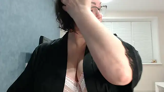 Nora Star online show from 11/01/25, 05:04