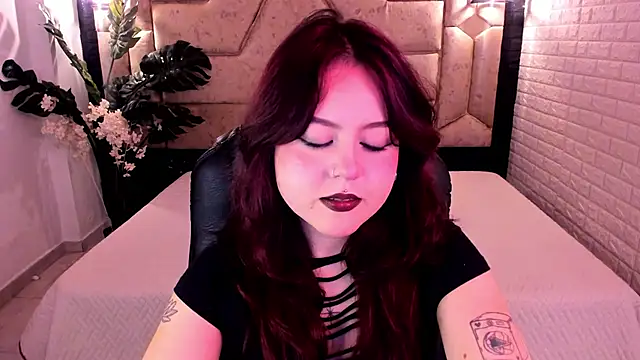 Snapshot of crimson_tati_ chatting on 05/02/26, 05:23 crimson tati online show from 05/02/26, 05:23