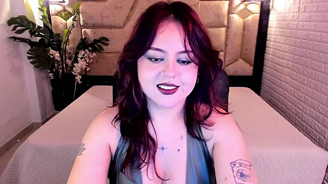 Snapshot of crimson_tati_ chatting on 05/14/26, 04:19 crimson tati online show from 05/14/26, 04:19