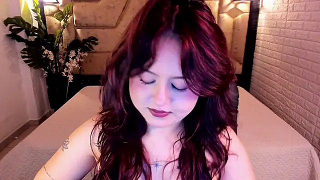Snapshot of crimson_tati_ chatting on 05/21/26, 04:52 crimson tati online show from 05/21/26, 04:52