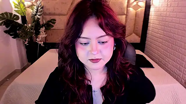 Snapshot of crimson_tati_ chatting on 05/23/26, 05:23 crimson tati online show from 05/23/26, 05:23