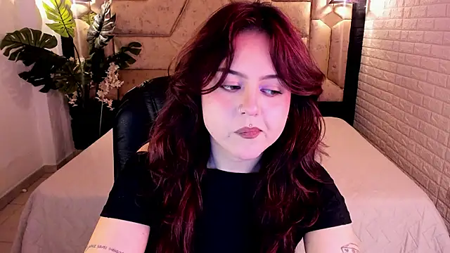 Snapshot of crimson_tati_ chatting on 05/26/26, 05:03 crimson tati online show from 05/26/26, 05:03