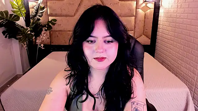 Snapshot of crimson_tati_ chatting on 06/05/26, 05:14 crimson tati online show from 06/05/26, 05:14