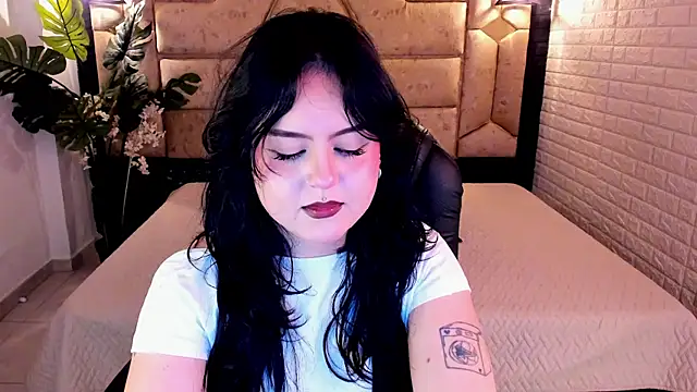 Snapshot of crimson_tati_ chatting on 06/06/26, 06:29 crimson tati online show from 06/06/26, 06:29