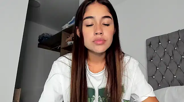 Snapshot of AriaMontgomery chatting on 12/12/24, 03:32 AriaMontgomery online show from 12/12/24, 03:32