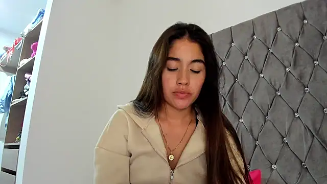 Snapshot of AriaMontgomery chatting on 01/04/25, 09:32 AriaMontgomery online show from 01/04/25, 09:32