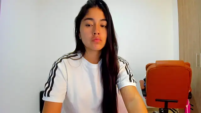 Snapshot of AriaMontgomery chatting on 04/15/26, 04:19 AriaMontgomery online show from 04/15/26, 04:19