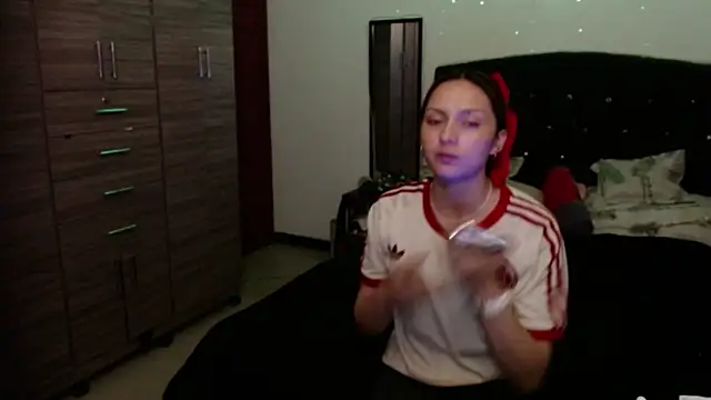 holy juli online show from 06/18/26, 04:24