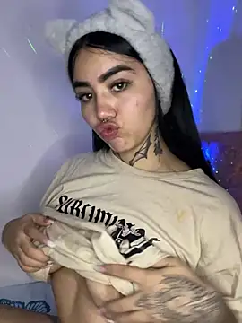 Snapshot of Nickiiiii chatting on 01/17/25, 05:32 Nickiiiii online show from 01/17/25, 05:32