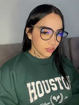 Snapshot of Nickiiiii chatting on 02/07/25, 04:59 Nickiiiii online show from 02/07/25, 04:59