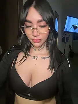 Snapshot of Nickiiiii chatting on 05/10/26, 01:33 Nickiiiii online show from 05/10/26, 01:33