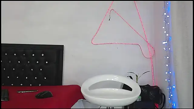 Snapshot of Damian_hart_24CM chatting on 08/04/26, 11:35 Damian hart 24CM online show from 08/04/26, 11:35