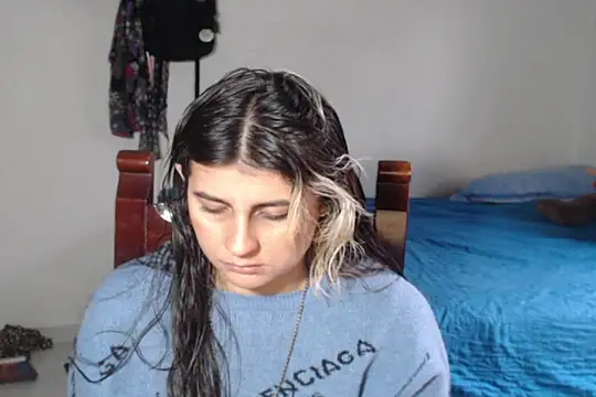 Snapshot of samanta_rosas1 chatting on 12/17/24, 10:32 samanta rosas1 online show from 12/17/24, 10:32