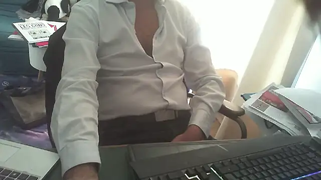 Snapshot of shyfrenchcock1 chatting on 10/23/25, 01:21 shyfrenchcock1 online show from 10/23/25, 01:21