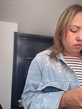 Snapshot of VIOLETA-25_ chatting on 10/22/25, 03:01 VIOLETA-25 online show from 10/22/25, 03:01