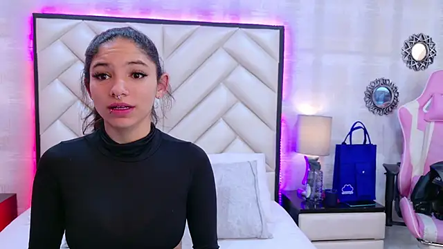 Snapshot of HazelMoret chatting on 09/19/25, 11:33 HazelMoret online show from 09/19/25, 11:33