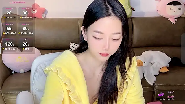 Snapshot of Yilin1999 chatting on 01/19/25, 12:17 Yilin1999 online show from 01/19/25, 12:17