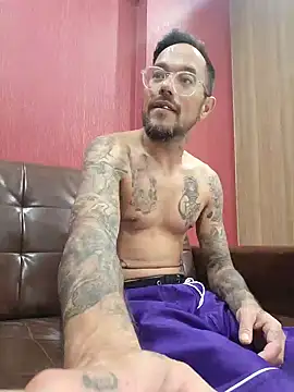 Snapshot of mileflav0r chatting on 12/15/24, 02:05 mileflav0r online show from 12/15/24, 02:05