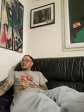 Snapshot of mileflav0r chatting on 12/05/25, 05:42 mileflav0r online show from 12/05/25, 05:42