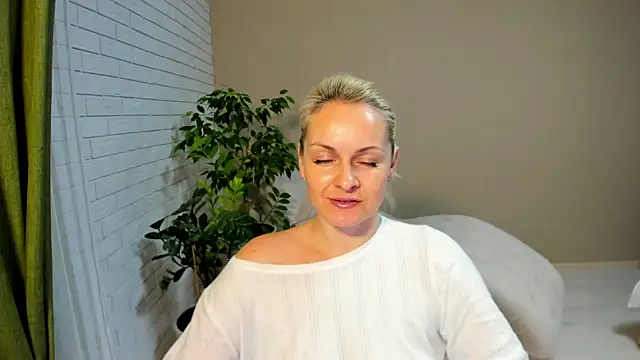 Snapshot of Alicee_Gracee chatting on 02/02/25, 06:42 Alicee Gracee online show from 02/02/25, 06:42