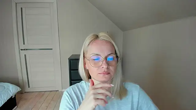 Snapshot of Alicee_Gracee chatting on 02/15/25, 12:22 Alicee Gracee online show from 02/15/25, 12:22