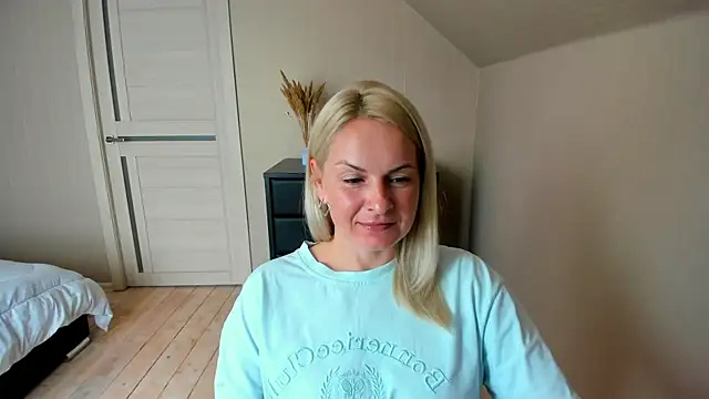 Snapshot of Alicee_Gracee chatting on 10/13/25, 08:36 Alicee Gracee online show from 10/13/25, 08:36
