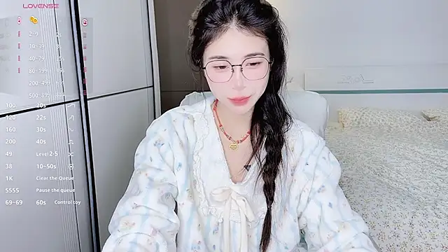 Snapshot of White-Star chatting on 01/19/25, 06:10 White-Star online show from 01/19/25, 06:10