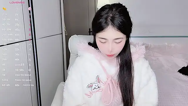 Snapshot of White-Star chatting on 02/13/25, 11:47 White-Star online show from 02/13/25, 11:47