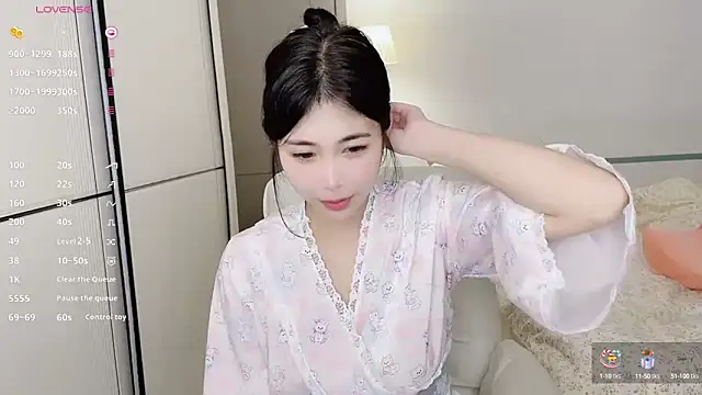 Snapshot of White-Star chatting on 03/11/25, 04:07 White-Star online show from 03/11/25, 04:07