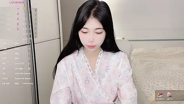 Snapshot of White-Star chatting on 03/17/25, 12:04 White-Star online show from 03/17/25, 12:04