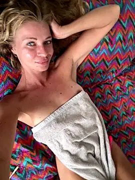 Snapshot of -OliWow- chatting on 12/18/25, 08:42 -OliWow- online show from 12/18/25, 08:42