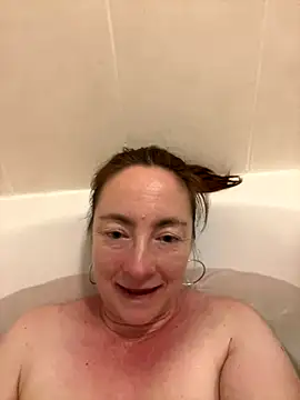 Snapshot of LouiseTswing chatting on 12/01/24, 04:40 LouiseTswing online show from 12/01/24, 04:40