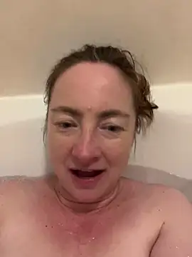 Snapshot of LouiseTswing chatting on 12/09/24, 04:58 LouiseTswing online show from 12/09/24, 04:58