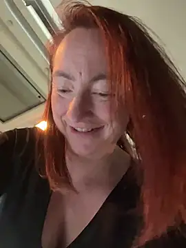 Snapshot of LouiseTswing chatting on 12/21/24, 01:10 LouiseTswing online show from 12/21/24, 01:10