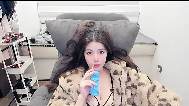 Snapshot of bbtt544 chatting on 12/22/25, 02:14 bbtt544 online show from 12/22/25, 02:14