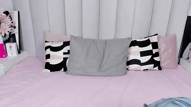 MiaKarlos online show from 05/05/26, 01:24