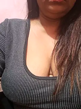 Snapshot of Hot-Anuska chatting on 12/19/25, 06:15 Hot-Anuska online show from 12/19/25, 06:15