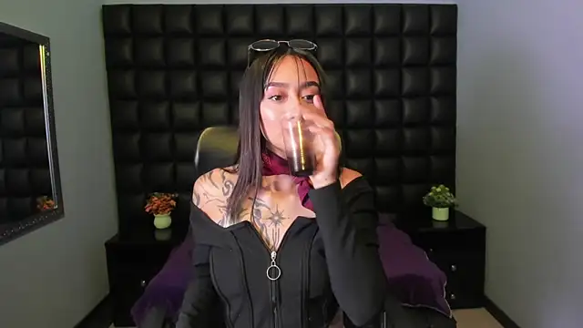 Miaa Thopmson online show from 10/10/25, 09:58