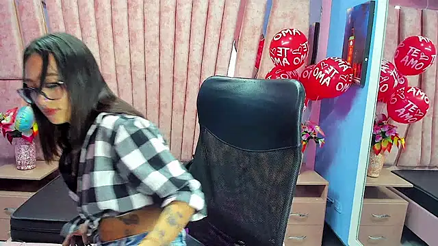 Miaa Thopmson online show from 12/18/25, 10:05