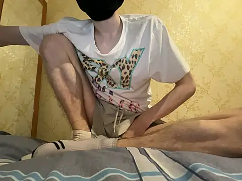 Snapshot of HappyCake chatting on 12/17/24, 06:53 HappyCake online show from 12/17/24, 06:53