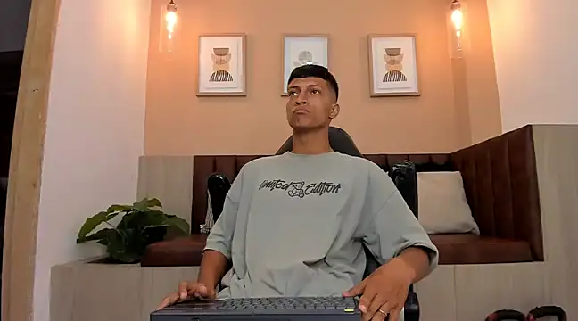 Snapshot of wolf_james123 chatting on 02/03/25, 01:51 wolf james123 online show from 02/03/25, 01:51