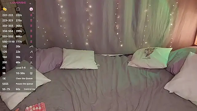 Snapshot of sophie__lee chatting on 12/21/25, 10:50 sophie lee online show from 12/21/25, 10:50