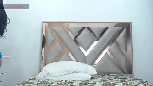 CorinaSmith28 online show from 05/02/26, 10:04